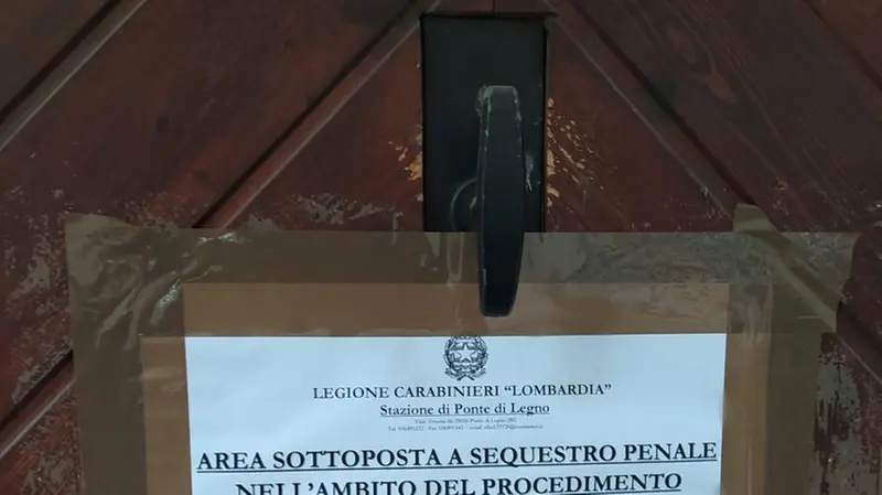 Sulla porta della casa di Temù ci sono ancora i sigilli - © www.giornaledibrescia.it
