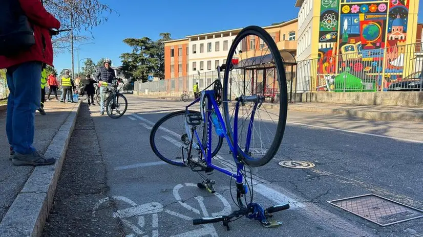 La protesta degli studenti lungo la corsia ciclabile di via Balestrieri