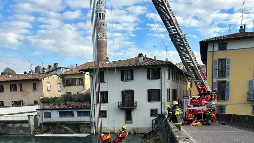 I Vigili del fuoco impegnati a rimuovere gli alberi a Palazzolo
