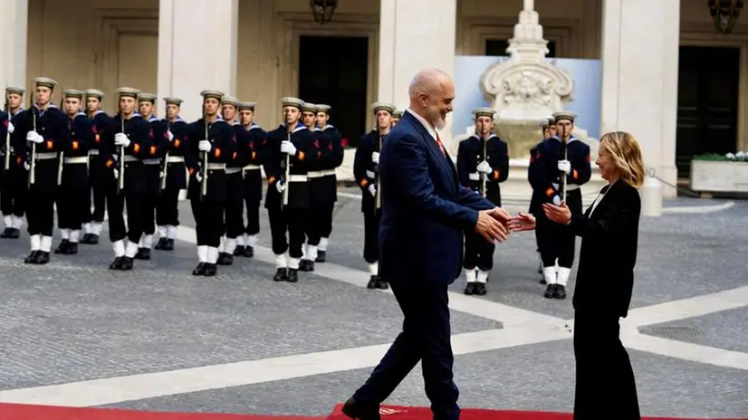 Giorgia Meloni e il primo ministro della Repubblica di Albania, Edi Rama - Foto Ansa © www.giornaledibrescia.it