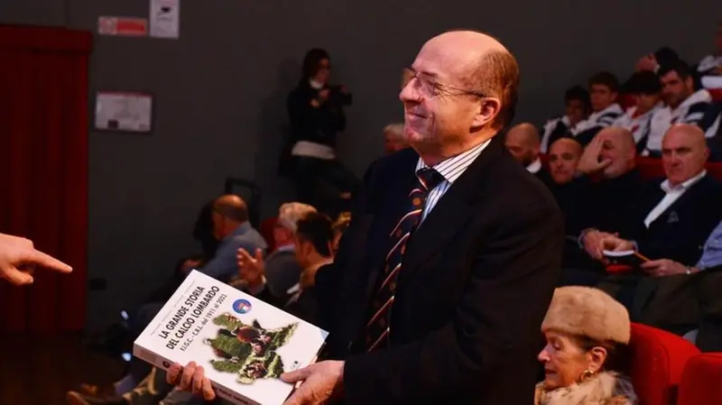 Giuseppe Taini con il libro sull’Ospitalett