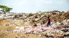 Lo smaltimento in Africa avviene per il 90% in discariche o in depositi irregolari - © www.giornaledibrescia.it