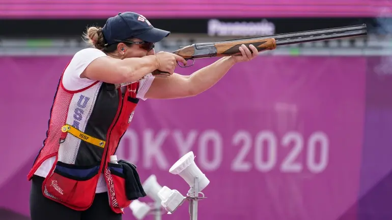 L'atleta English Amber imbraccia un fucile Perazzi alle Olimpiadi di Tokyo