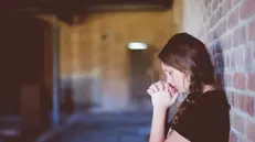 Una ragazza raccolta in preghiera