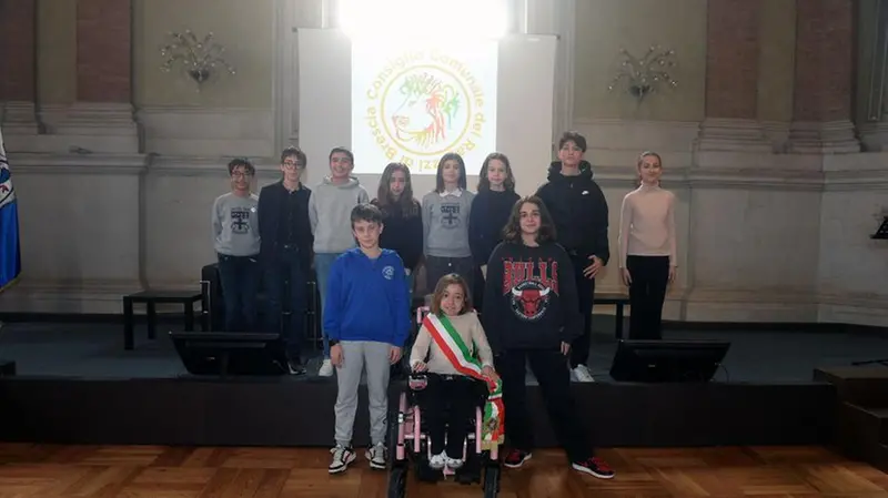 Sindaca, giunta e presidente del Consiglio comunale dei ragazzi di Brescia - © www.giornaledibrescia.it