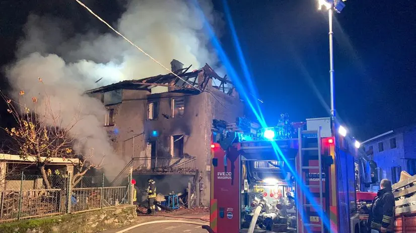 La cascina in fiamme a Pian Camuno