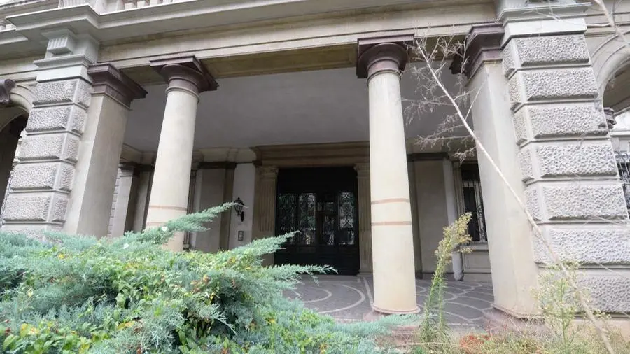 L'ingresso dell'ex ospedale in via Vittorio Emanuele II a Brescia - Foto New Reporter © www.giornaledibrescia.it