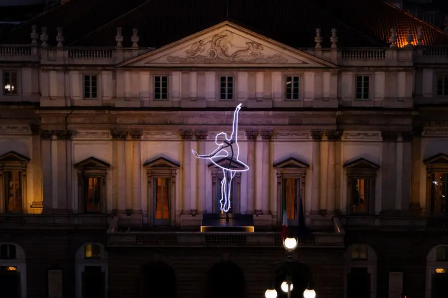 Big Ballerina sulla facciata del teatro alla Scala di Milano