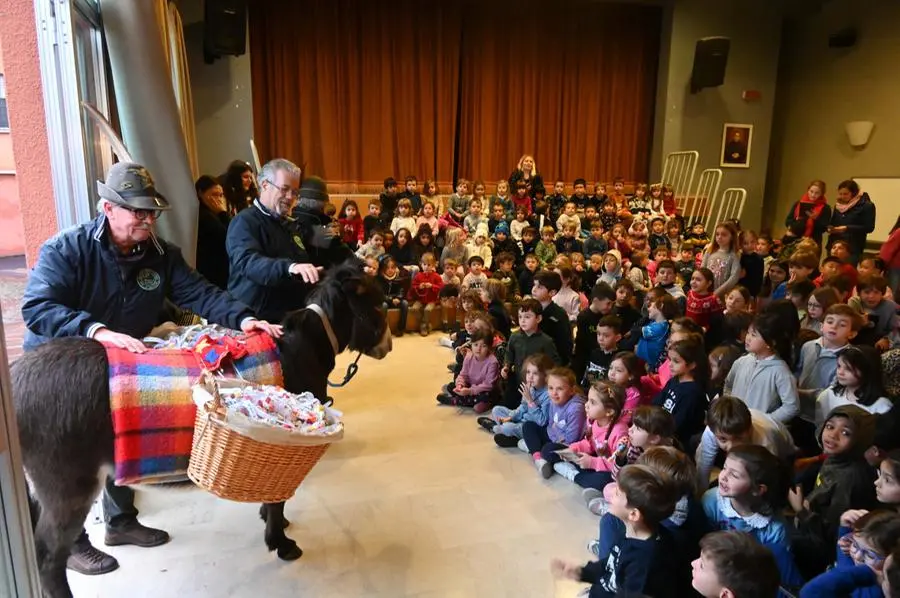 L'asinella di santa Lucia con i bambini delle scuole