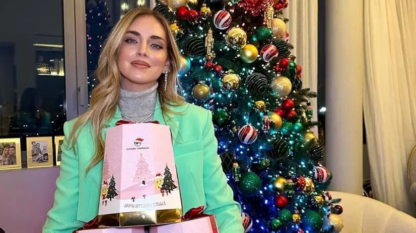 Ferragni in posa con il pandoro Balocco