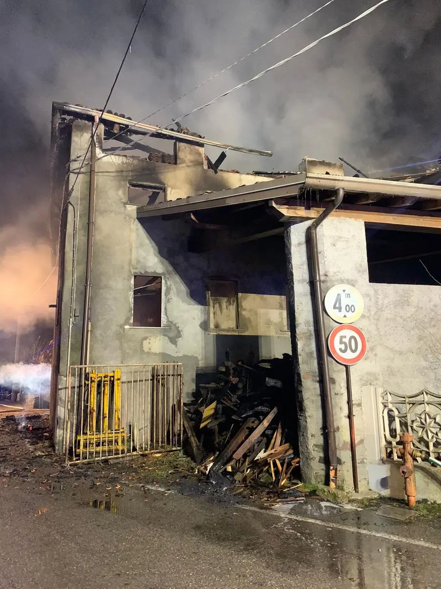 La cascina in fiamme a Pian Camuno