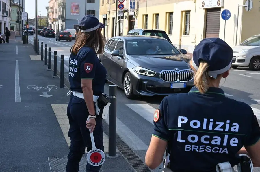 Agenti della polizia locale in via Milano - Foto Gabriele Strada Neg © www.giornaledibrescia.it
