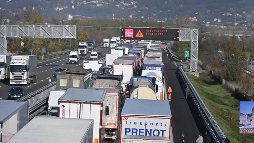 Camion e pullman coinvolti nell'incidente in A21