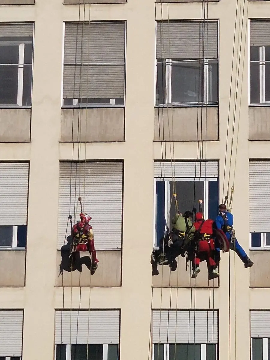 I supereroi si calano dalle pareti del Civile per salutare i bimbi