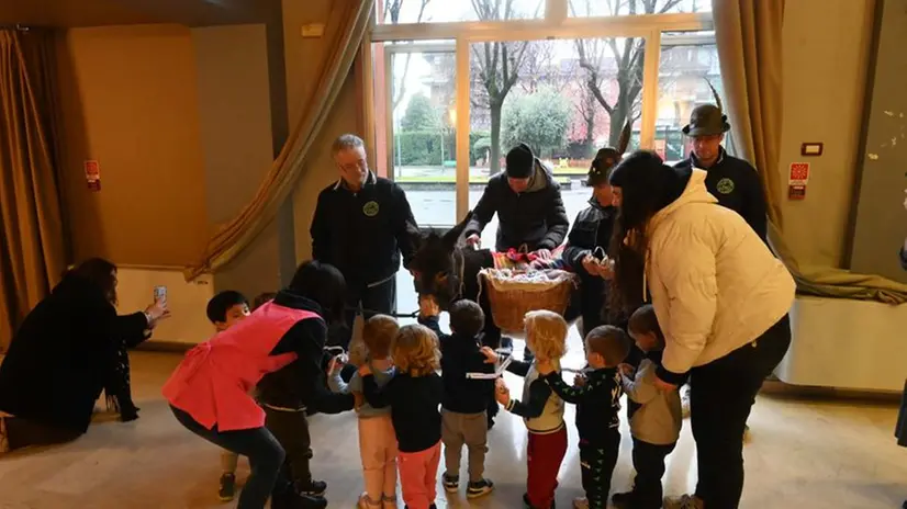 L'asinella di santa Lucia con i bambini delle scuole