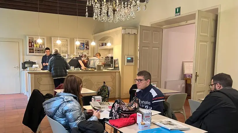 I ragazzi al lavoro nel bar della biblioteca - © www.giornaledibrescia.it