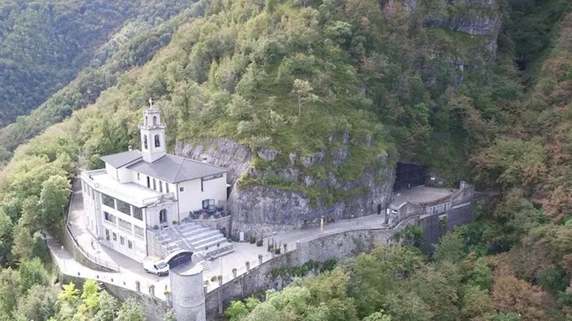 A destra, l’entrata alla chiesa nella «roccia bucata» - © www.giornaledibrescia.it