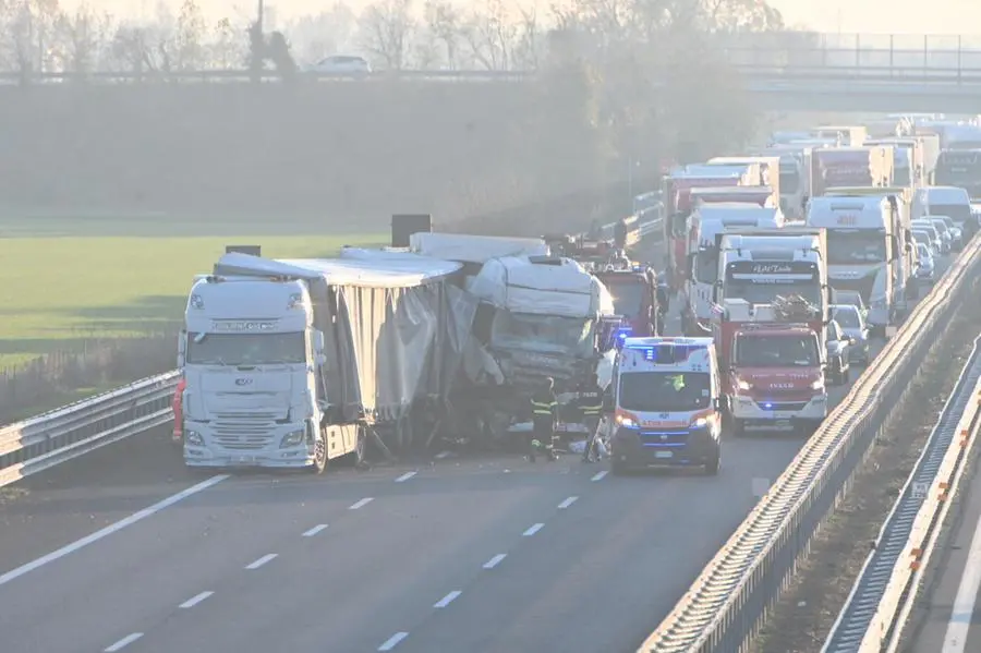 A21: il secondo incidente in autostrada ha coinvolto alcuni mezzi pesanti