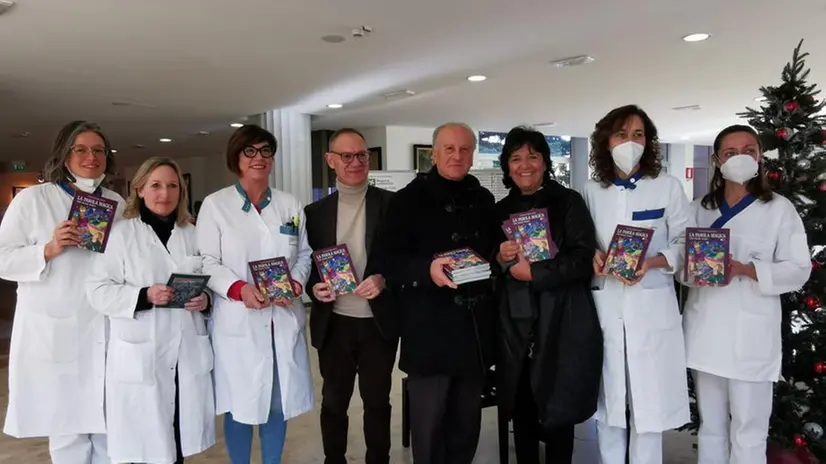 La distribuzione del libro di Giovanni Quaresmini ai piccoli degenti del Civile