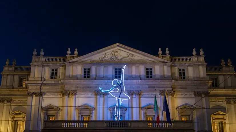 Big Ballerina sulla facciata del teatro alla Scala di Milano
