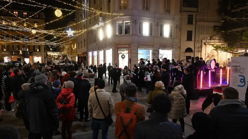 L'esibizione in corso Zanardelli della Banda Isidoro Capitanio