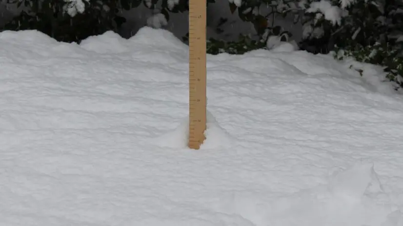 Lo spessore della coltre bianca durante la nevicata del 14 dicembre 2012