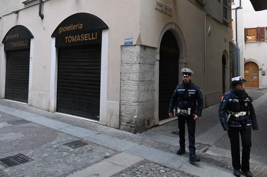 La gioielleria Tomaselli in corsetto Sant'Agata, dove è avvenuto il furto
