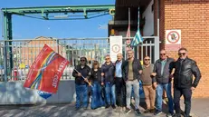 I lavoratori di Caffaro Brescia in sciopero fuori dal cancello di via Nullo il 3 maggio - Foto © www.giornaledibrescia.it