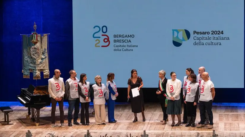 L'inizio della cerimonia di chiusura di Capitale della Cultura al teatro Grande