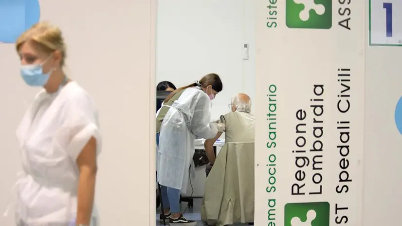 Un Centro vaccinale a Brescia - Foto Marco Ortogni/Neg © www.giornaledibrescia.it