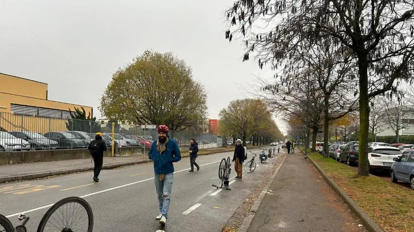 La protesta degli studenti in difesa della pista ciclabile