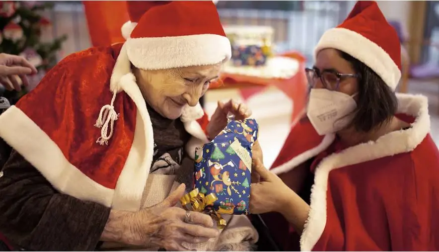 La consegna dei regali dai nipoti di Babbo Natale