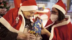 La consegna dei regali dai nipoti di Babbo Natale