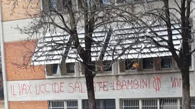 Un'altra scritta no vax sull'esterno della scuola Tiboni, a Urago Mella