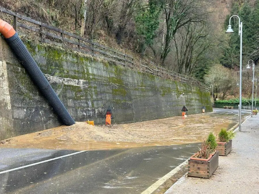 Frane e smottamenti hanno mandato in tilt la viabilità in Valcamonica