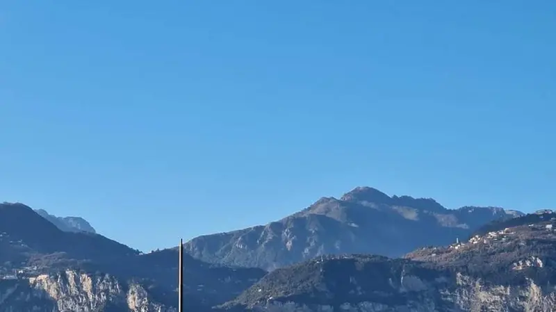 La frana è caduta nel lago a Tremosine - © www.giornaledibrescia.it