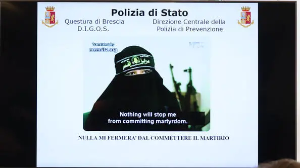 Un immagine della Polizia durante la conferenza per l'arresto © www.giornaledibrescia.it