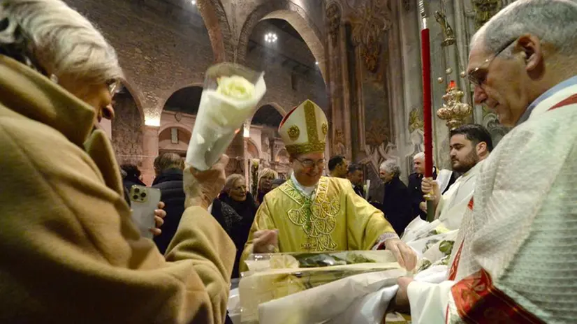 Nella chiesa di San Francesco il tradizionale scambio di ceri e rose bianche