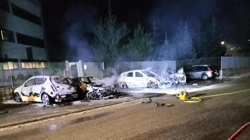 Le auto incendiate nel parcheggio di Odolo - Foto © www.giornaledibrescia.it