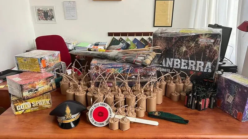 Alcuni degli ordigni artigianali sequestrati