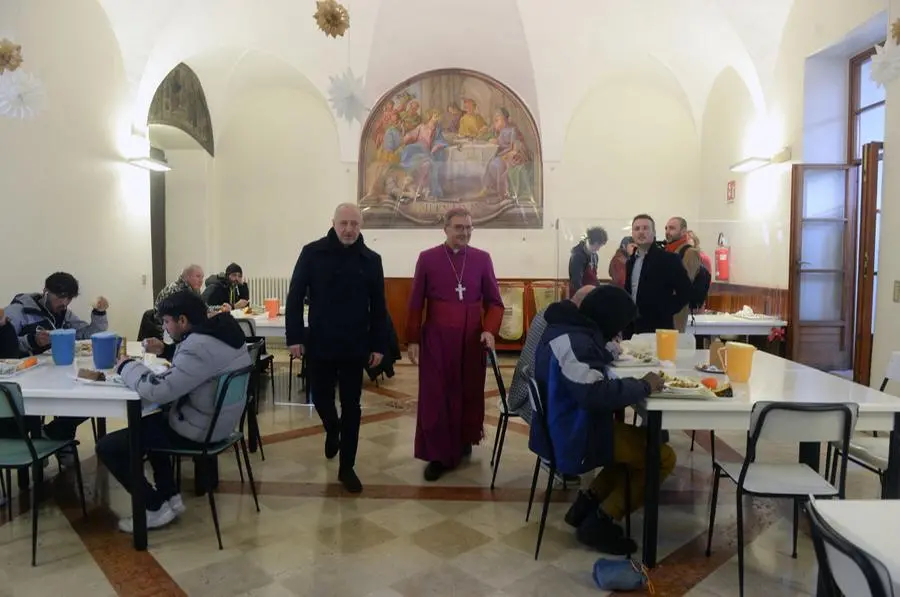 Il vescovo di Brescia alla mensa Menni il giorno di Natale