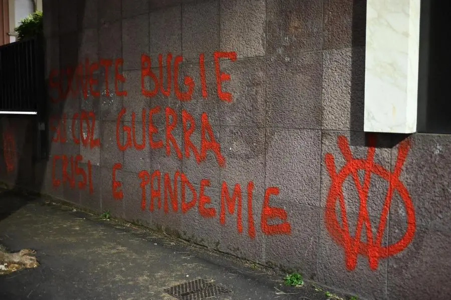 Scritte no vax sui muri della sede del Giornale di Brescia in via Solferino