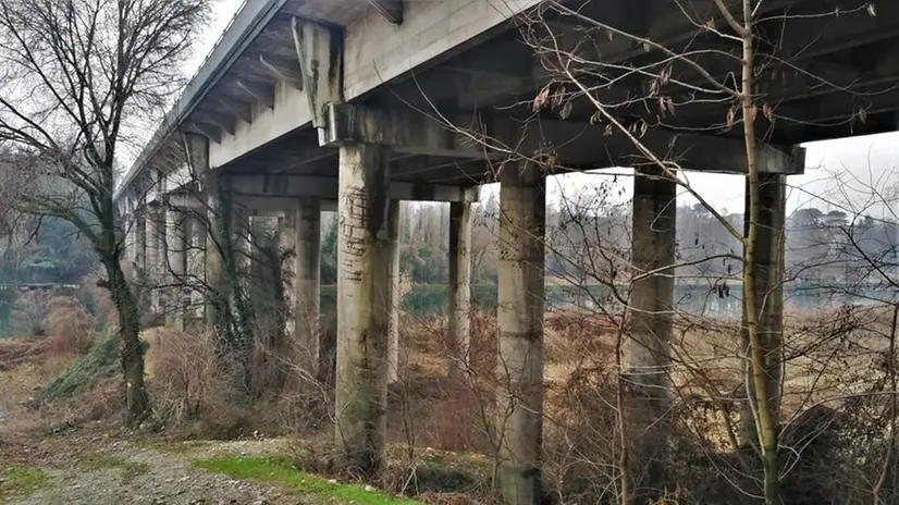 Il nuovo ponte sostituirà quello attuale che passa sopra il fiume Oglio © www.giornaledibrescia.it