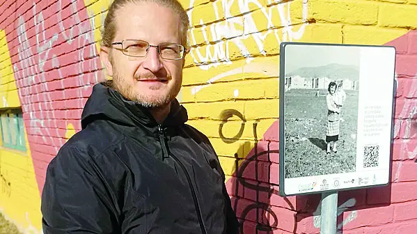 Francesco Florenzano accanto ad un cartello parlante - © www.giornaledibrescia.it