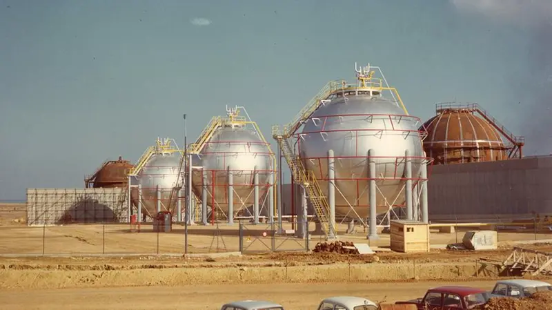 In Sardegna nel 1980: serbatoi sferici di una raffineria a Porto Torres