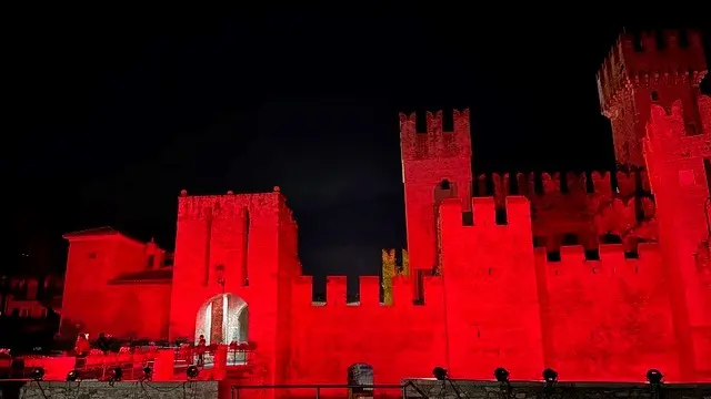 Il castello di Sirmione illuminato di rosso
