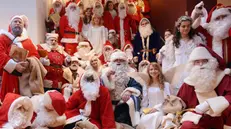 Durante queste feste possiamo essere tutti dei Babbi Natale - EPA/Rainer Jensen © www.giornaledibrescia.it