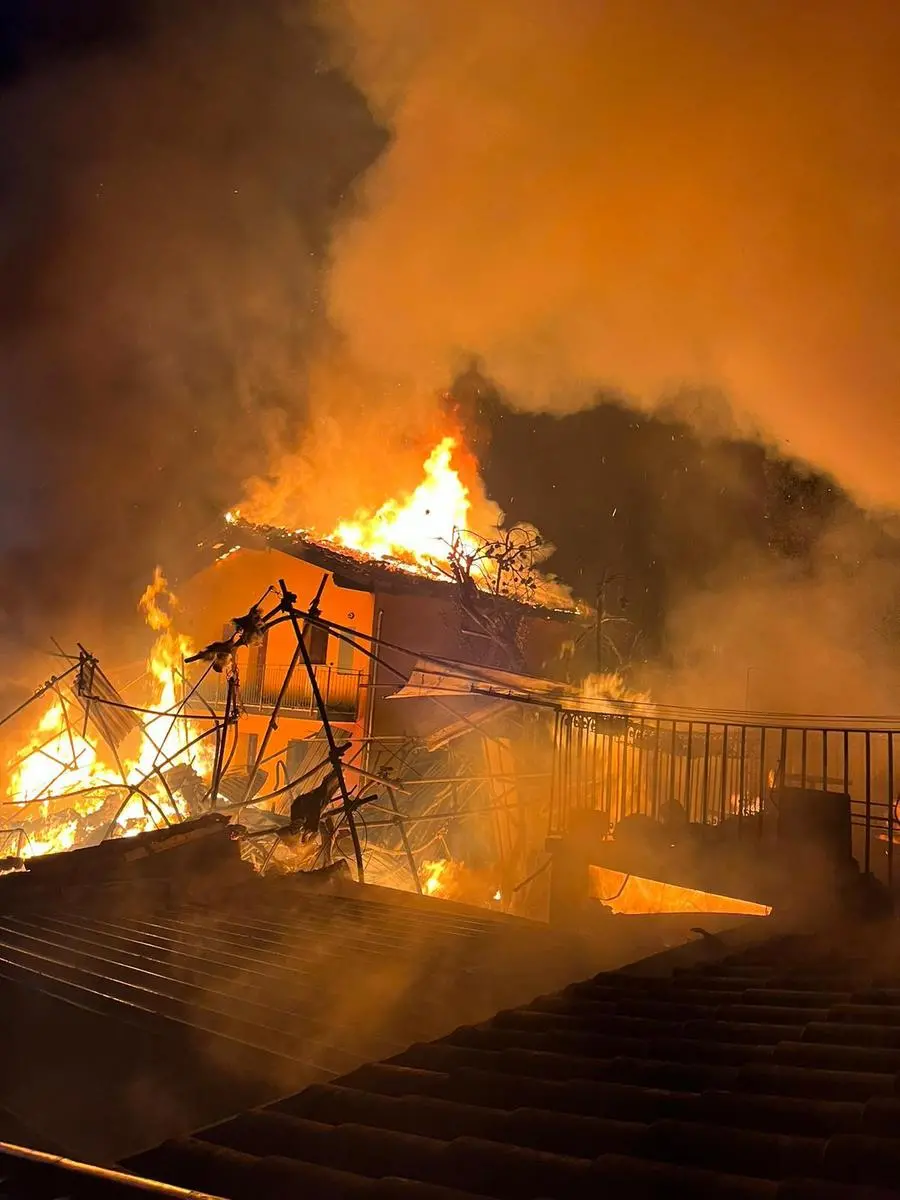 L'incendio nelle abitazioni di Esine, in località Sacca