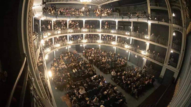 Pubblico al teatro Sociale - Foto New Reporter Paletti  © www.giornaledibrescia.it