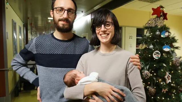 Il piccolo Daniele con mamma Domenica e papà Simone - Foto Ansa © www.giornaledibrescia.it